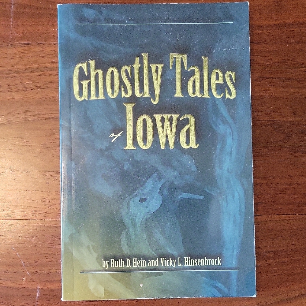 Paperback Ghostly Tales Of Iowa